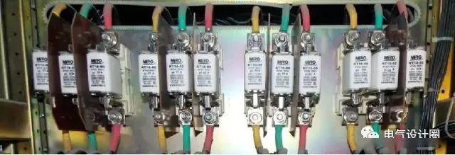 配电室中有哪些类型的低压配电柜电压？配电柜主要内部组件是什么？