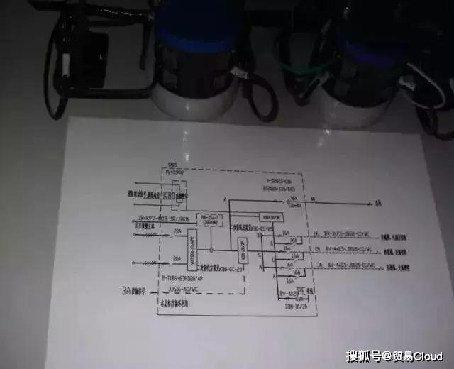 详细说明配电柜安装和布线的整个过程